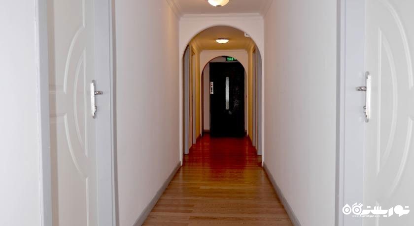 راهرو ورودی اتاق های  هتل موره 